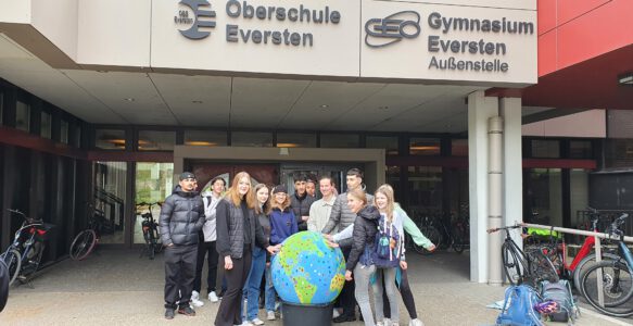 The World on Tour: Reise gestartet – Übergabe an OBS Eversten gelungen